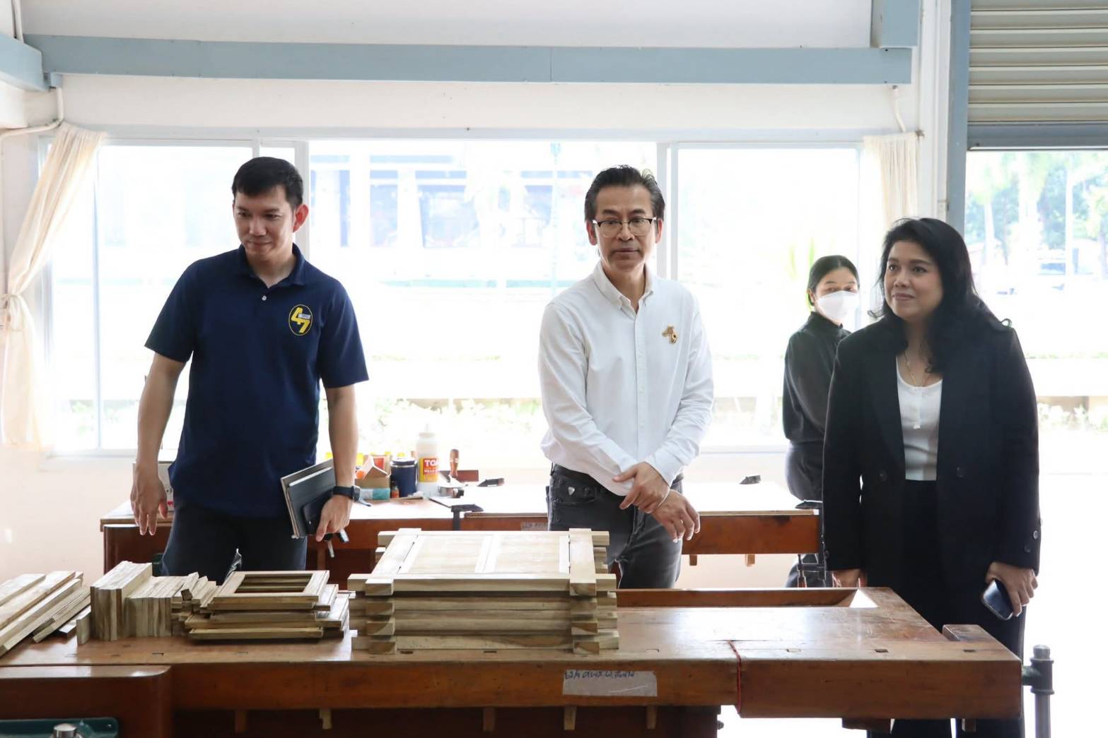 title - ผู้อำนวยการศูนย์ส่งเสริมและพัฒนาอาชีพเสริมนอกภาคการเกษตร ให้การต้อนรับคณะเจ้าหน้าที่กระทรวงทรัพยากรธรรมชาติและสิ่งแวดล้อม เยี่ยมชมสถานที่ ศพส. และแผนกฝึกอบรมทั้ง 12 แผนก